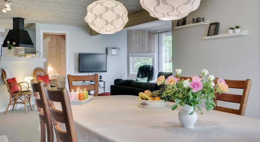 Апартаменты Holiday home Houstrup Engvejen Norrenebel