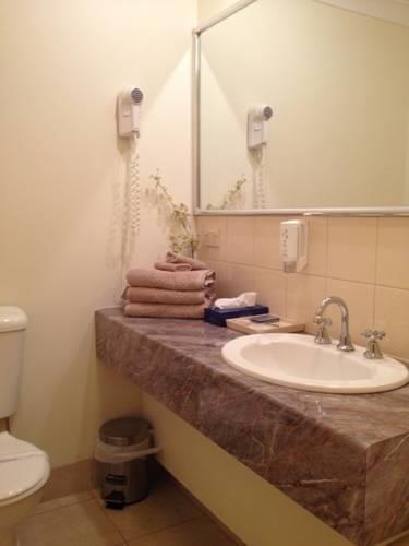 Отель Best Western Tudor Motor Inn & Apartments