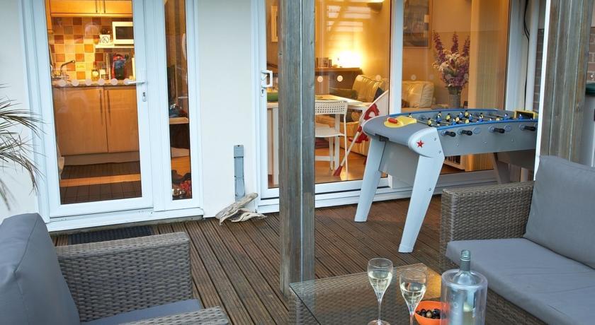 Апартаменты Whitsand Bay