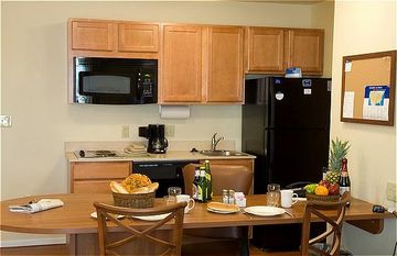 Отель Candlewood Suites Springfield