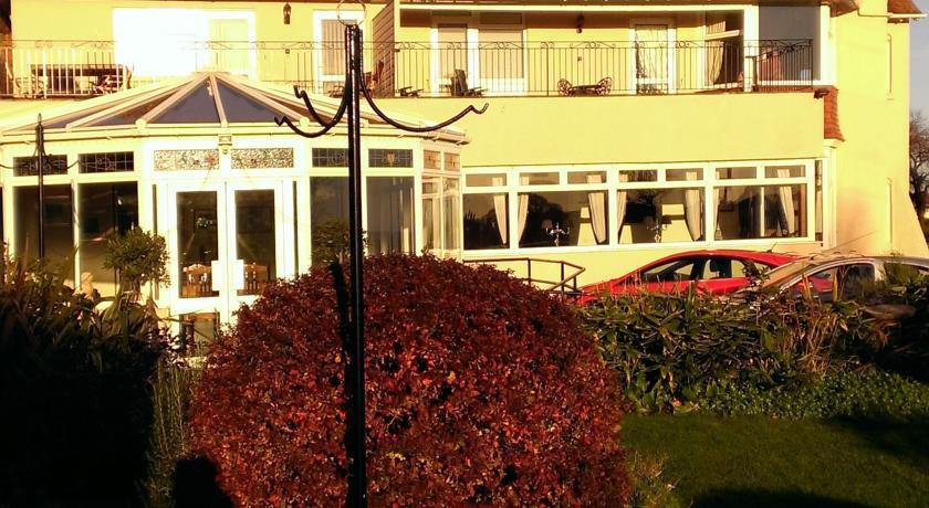 Отель Beachside Suites