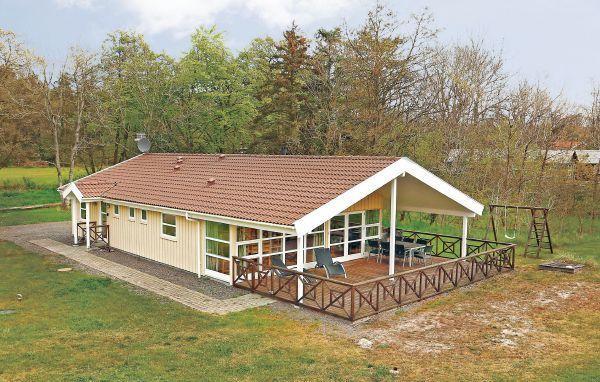 Апартаменты Holiday home Aakirkeby 21 with Hot tub