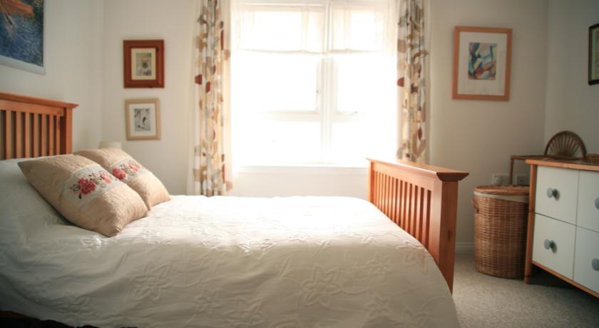 3/8 Whyte Place
