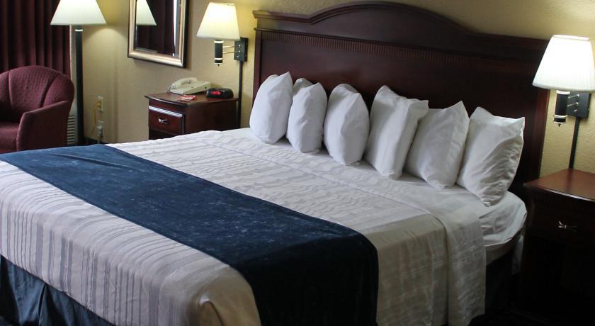 Отель Econo Lodge Coliseum