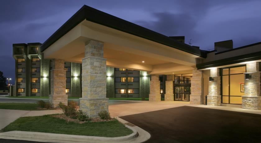 Отель Crowne Plaza Hotel Milwaukee Airport