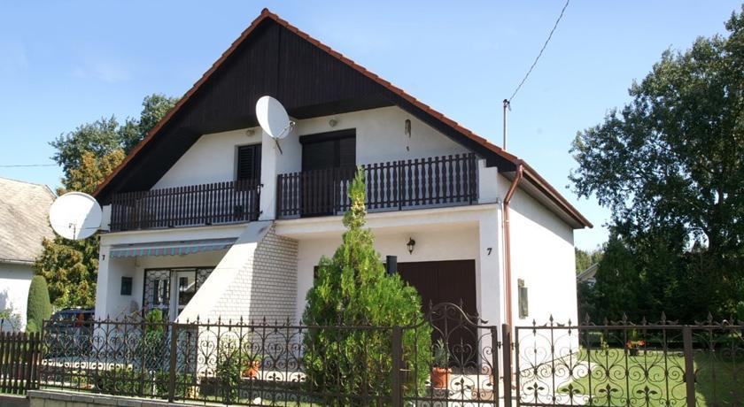 Holiday home Balatonfenyves 21