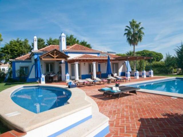 Вилла Villa in Olhos De Agua III
