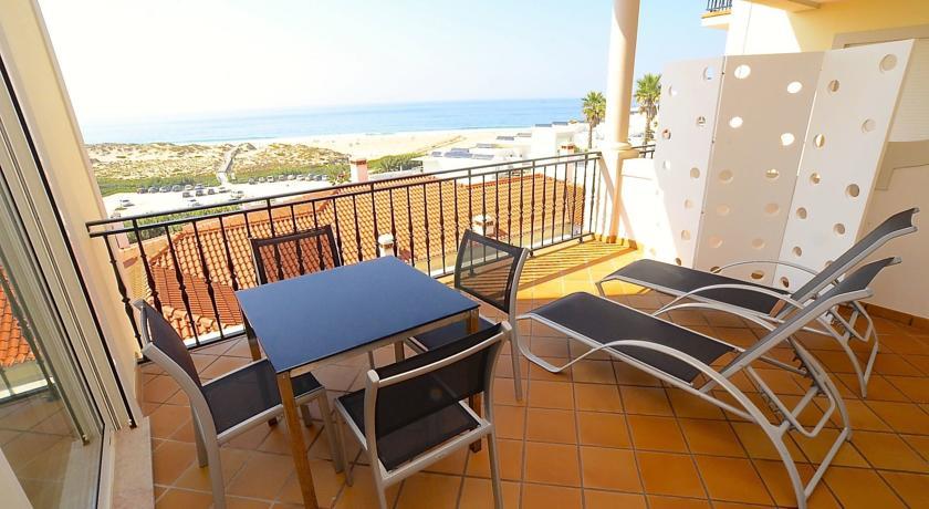 Апартаменты Beach Village Apartments