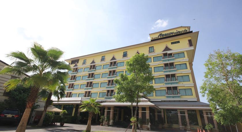 Отель Ruean Phae Royal Park Hotel