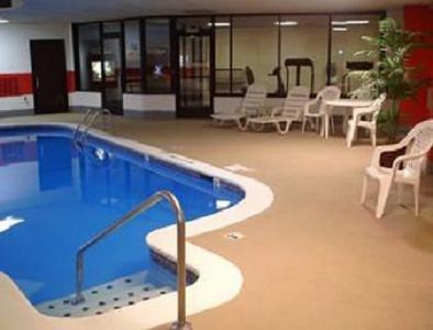 Отель Days Inn and Suites Madison Heights