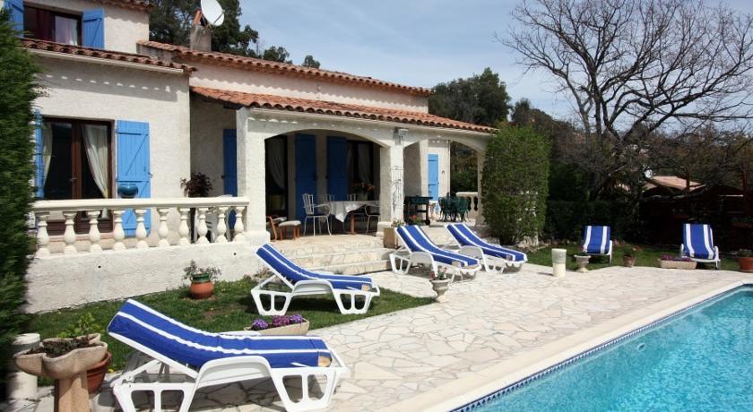 Villa in Bagnols En Foret