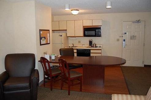 Отель Candlewood Suites Kansas City-Overland Park