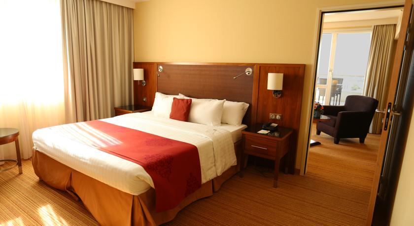 Отель Courtyard by Marriott Toulouse Airport