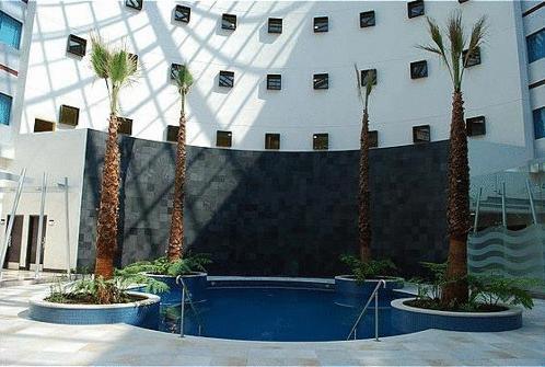 Отель Crowne Plaza Leon