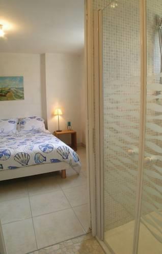 Апартаменты Four-Bedroom Holiday home Longeville Sur Mer with a Fireplace 08