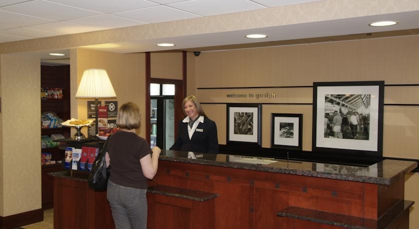 Отель Hampton Inn & Suites Guelph