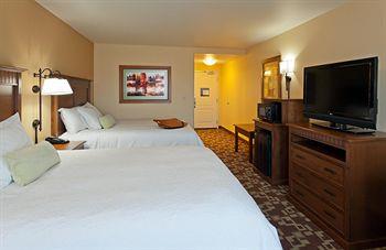 Отель Hampton Inn & Suites Fairbanks