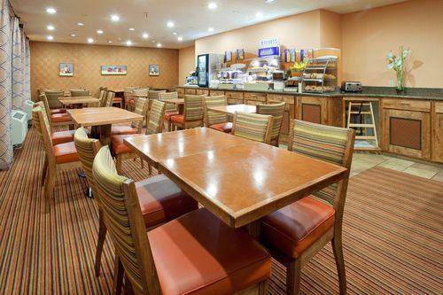 Отель Holiday Inn Express Albuquerque (I-40 EUBANK)