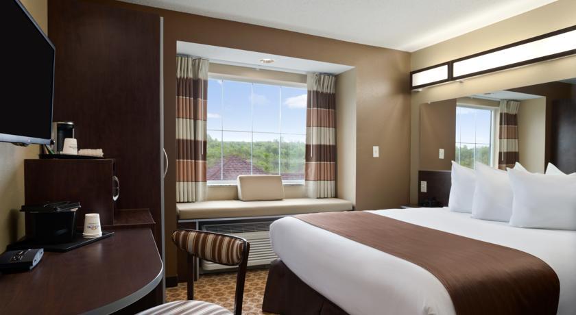 Отель Microtel Inn & Suites Fairmont