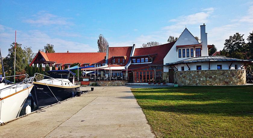Отель Balatonfői Yacht Club