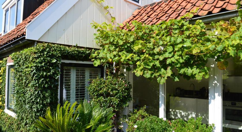 Апартаменты Vakantiehuis Meerzicht