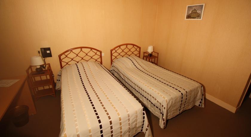 Отель Hotel Restaurant Les Deux Sapins