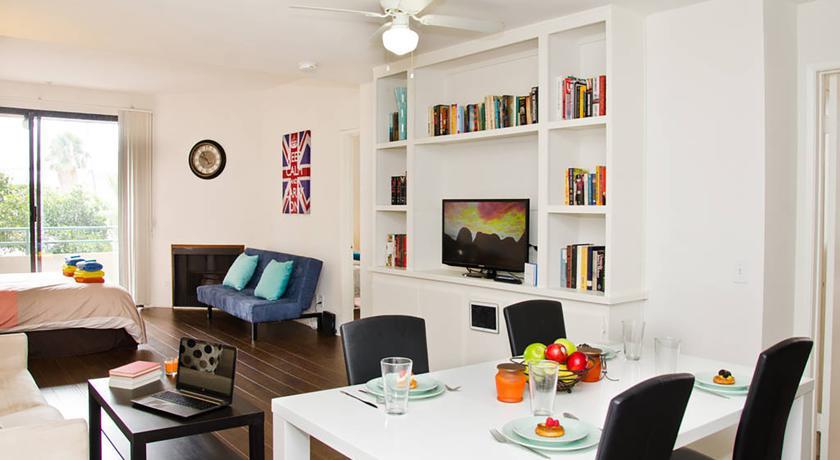 #9 Sunny 2BR Flat by Downtown