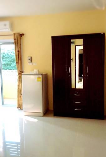 Апартаменты Phattarerat Apartment