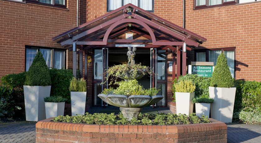 Отель Holiday Inn A55 Chester West
