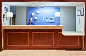 Отель Holiday Inn Express Hotel & Su