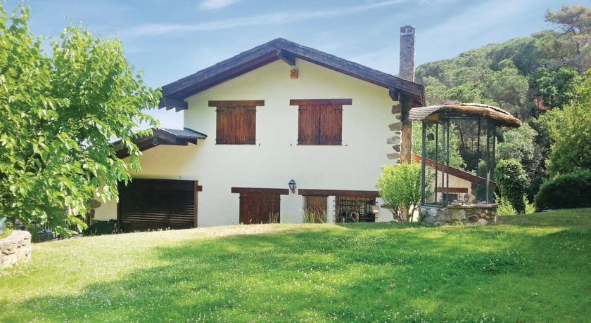 Апартаменты Five-Bedroom Holiday home Vallorguina with a Fireplace 05