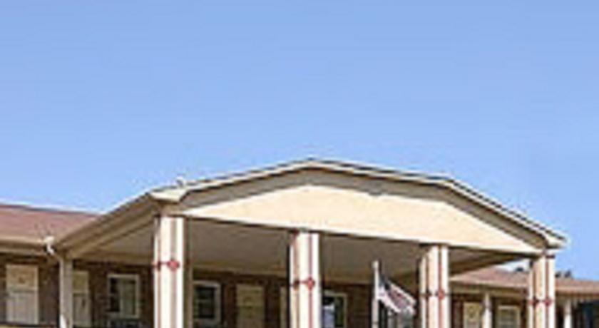 Отель Travelers Inn & Suites Forest City