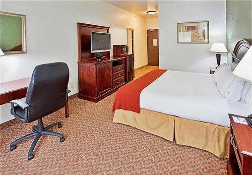 Отель Holiday Inn Express & Suites Cherry