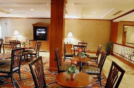 Отель Holiday Inn Express Hotel & Suites