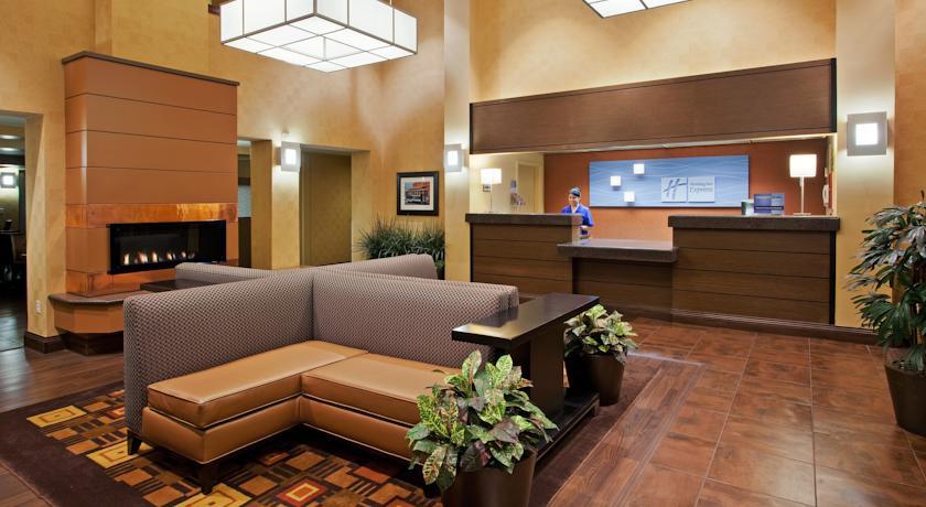 Отель Holiday Inn Express Hotel & Suites Belmont