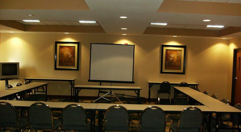 Отель Holiday Inn Express Hotel & Suites Suffolk