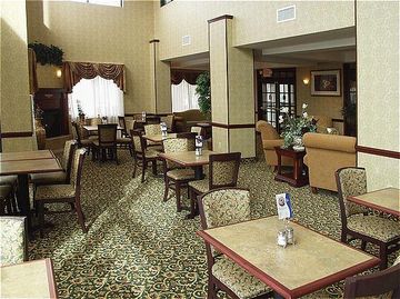 Отель Holiday Inn Express & Suites North Lima