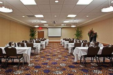 Отель Holiday Inn at the IPFW Coliseum