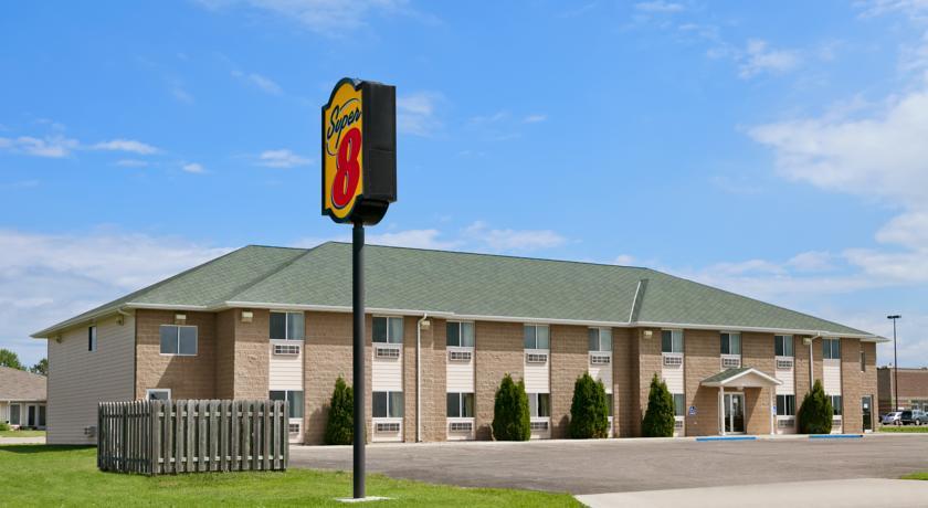Отель Super 8 Bottineau
