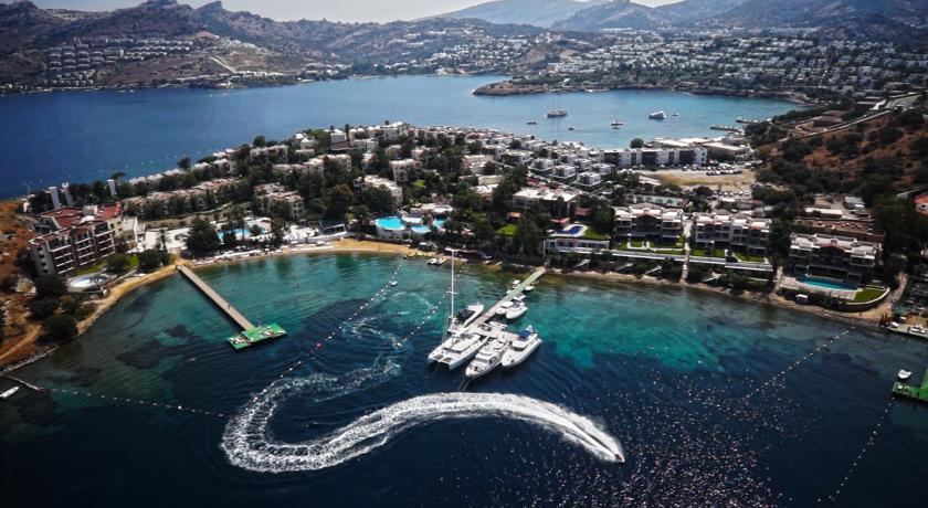 Отель Liona Mare Suites