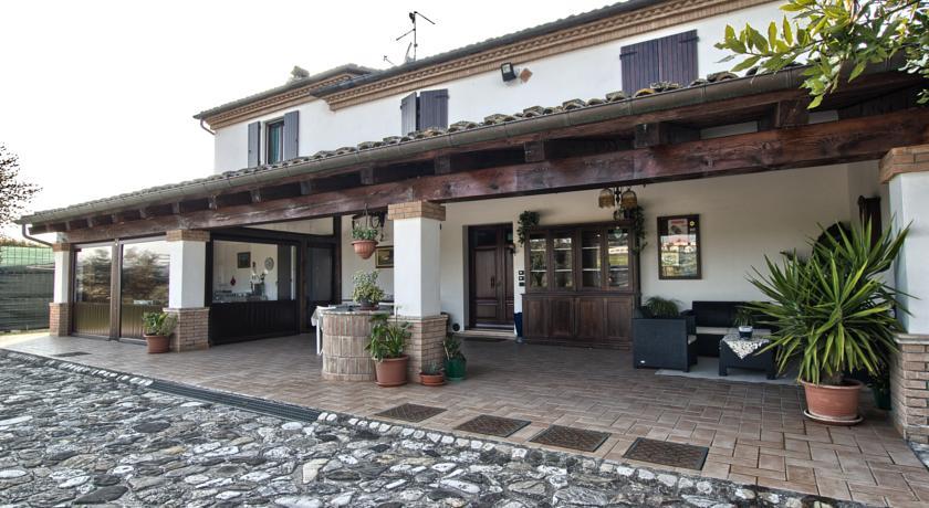 Отель B & B Country House La Quercia