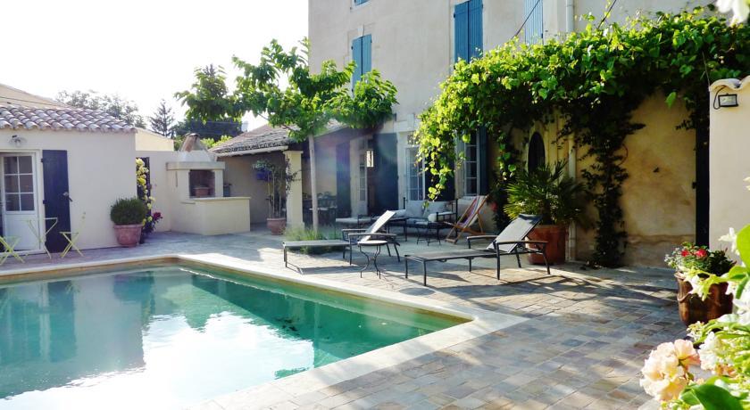 Апартаменты HomeRez  Holiday home Avenue Montmajour