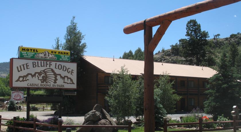 Отель Ute Bluff Lodge, Cabins & RV Park