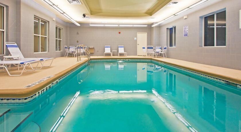 Отель Holiday Inn Express and Suites