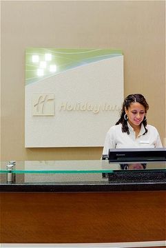 Отель Holiday Inn Airport Town Center