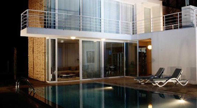 Nowron Villa