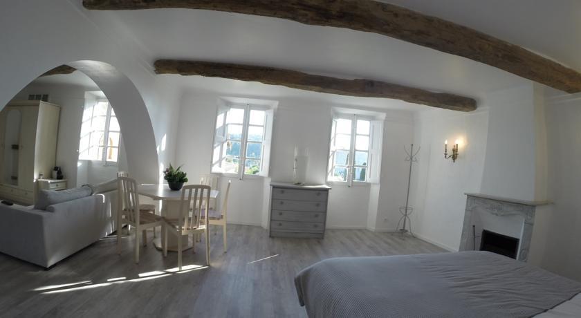 Мини-отель MAISON CARLES BnB
