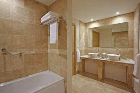 Отель DoubleTree by Hilton Milton Keynes