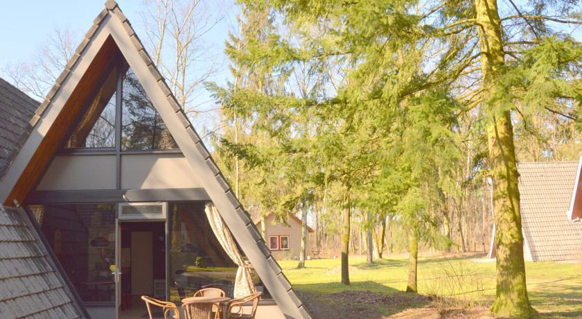 Апартаменты Three-Bedroom Holiday home Stramproy II