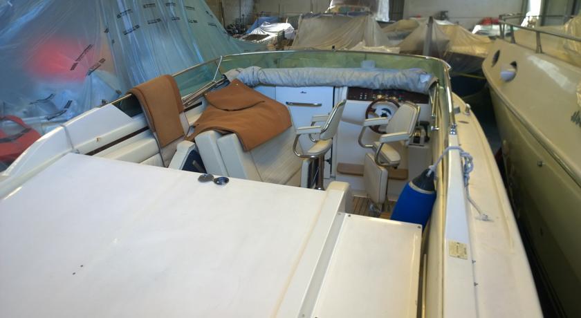 Отель 22 Feet Motor Boat
